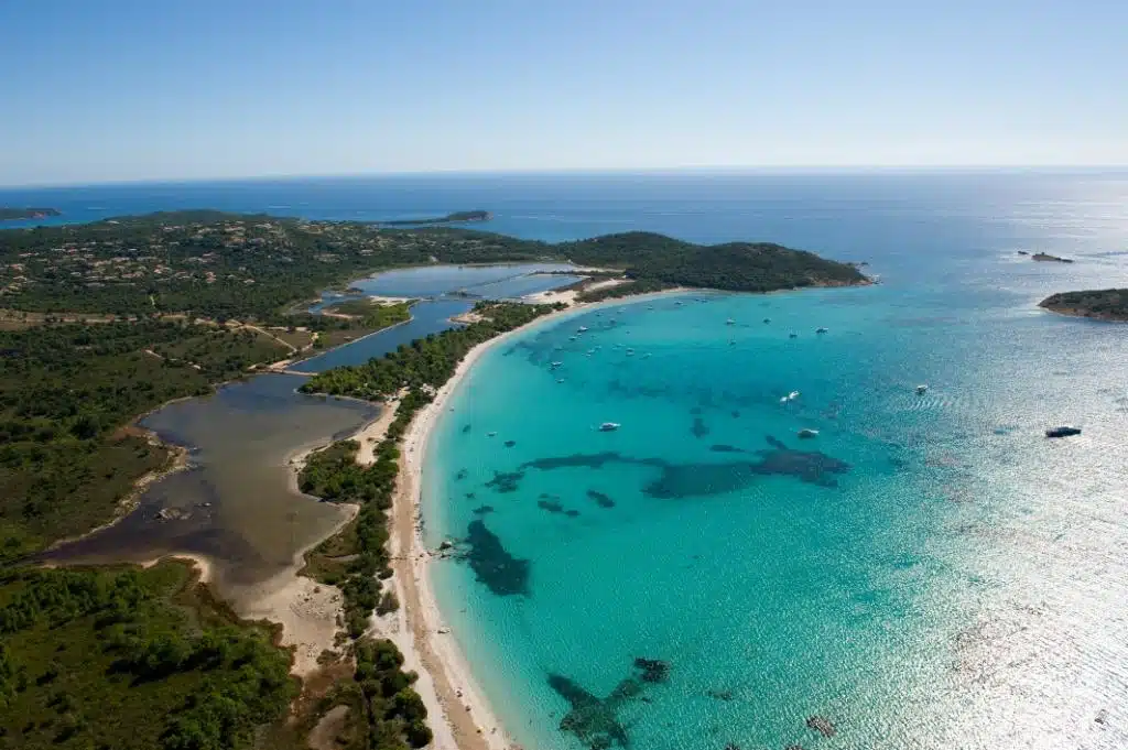 Les charmes cachés de la plage de Saint-Cyprien en Corse un paradis à explorer