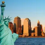 La statue de la liberté et les grattes-ciels de New York