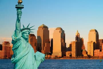 La statue de la liberté et les grattes-ciels de New York