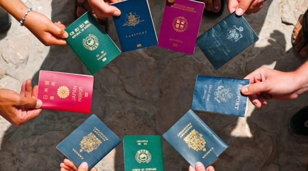 Des passeports de plusieurs pays 