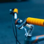 vélo avec des poignées colorées