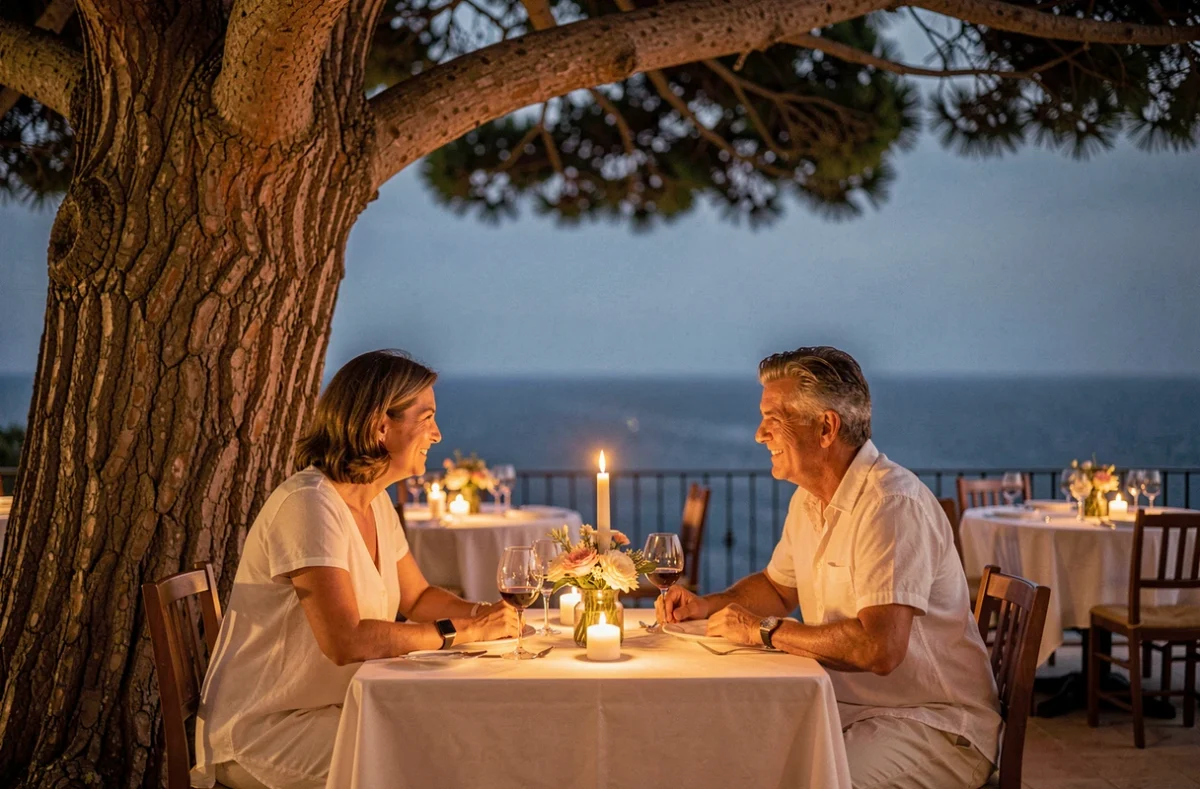 Couple dînant de façon romantique à la bougie sous un pin corse dans un restaurant en bord de mer à Palombaggia
