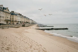 Vue panoramique du littoral des Hauts-de-France avec des hôtels en bord de mer et une plage de sable sous un ciel nuageux