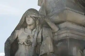 woman in white dress statue