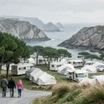 Vue panoramique d'un camping en Bretagne avec tentes et camping-cars au bord de la côte atlantique