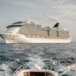 Grand navire de croisière de luxe photographié depuis un canot en pleine mer lors d'un tour du monde