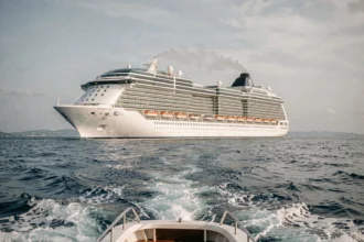 Grand navire de croisière de luxe photographié depuis un canot en pleine mer lors d'un tour du monde