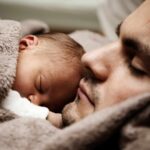 Partir en vacances avec son enfant : pourquoi acheter un lit pour bébé ?