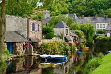Pour quelles raisons visiter le village de Saint-Céneri-le-Gérei ?