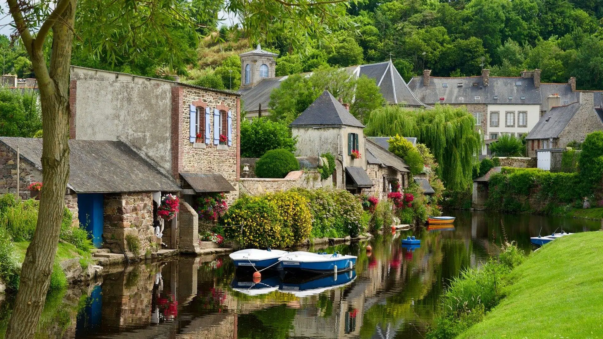 Pour quelles raisons visiter le village de Saint-Céneri-le-Gérei ?