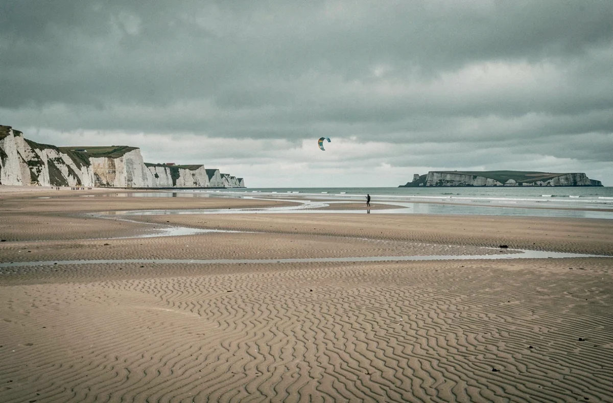 La plage de Wissant avec le cap Gris-Nez et le cap Blanc-Nez visibles de part et d'autre de la baie sur la Côte d'Opale
